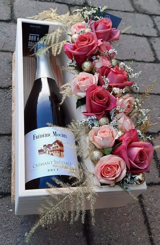 Without doubt the best way to thank your hosts

#fredericmochel #cremant #sparklingwine #organic #traenheim #drinkalsace #Roses 

(Photo : Bar à goûts)