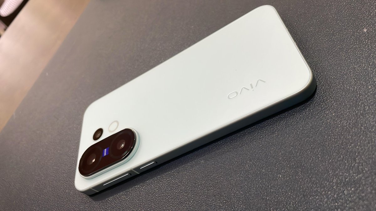 omi_omk's tweet photo. I’m a long-time iPhone 16 user but recently I spent the last few days with the Vivo X200 FE, and honestly? It's made me question things. This phone isn't just a product; it's a compelling argument. A thread on what the world outside the walled garden looks like. 👇 https://t.co/Jhv8FXNZJU