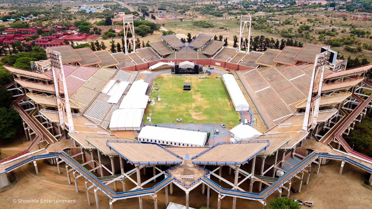 InfoProFoot's tweet photo. @Belasco75 @damssss45 @_PointDePenalty Le stade comprend une tribune principale non couverte, quatre tribunes rectangulaires, deux petites tribunes triangulaires, et vingt tribunes flottantes, offrant une capacité importante et une architecture distinctive. https://t.co/3poyVpbdHJ