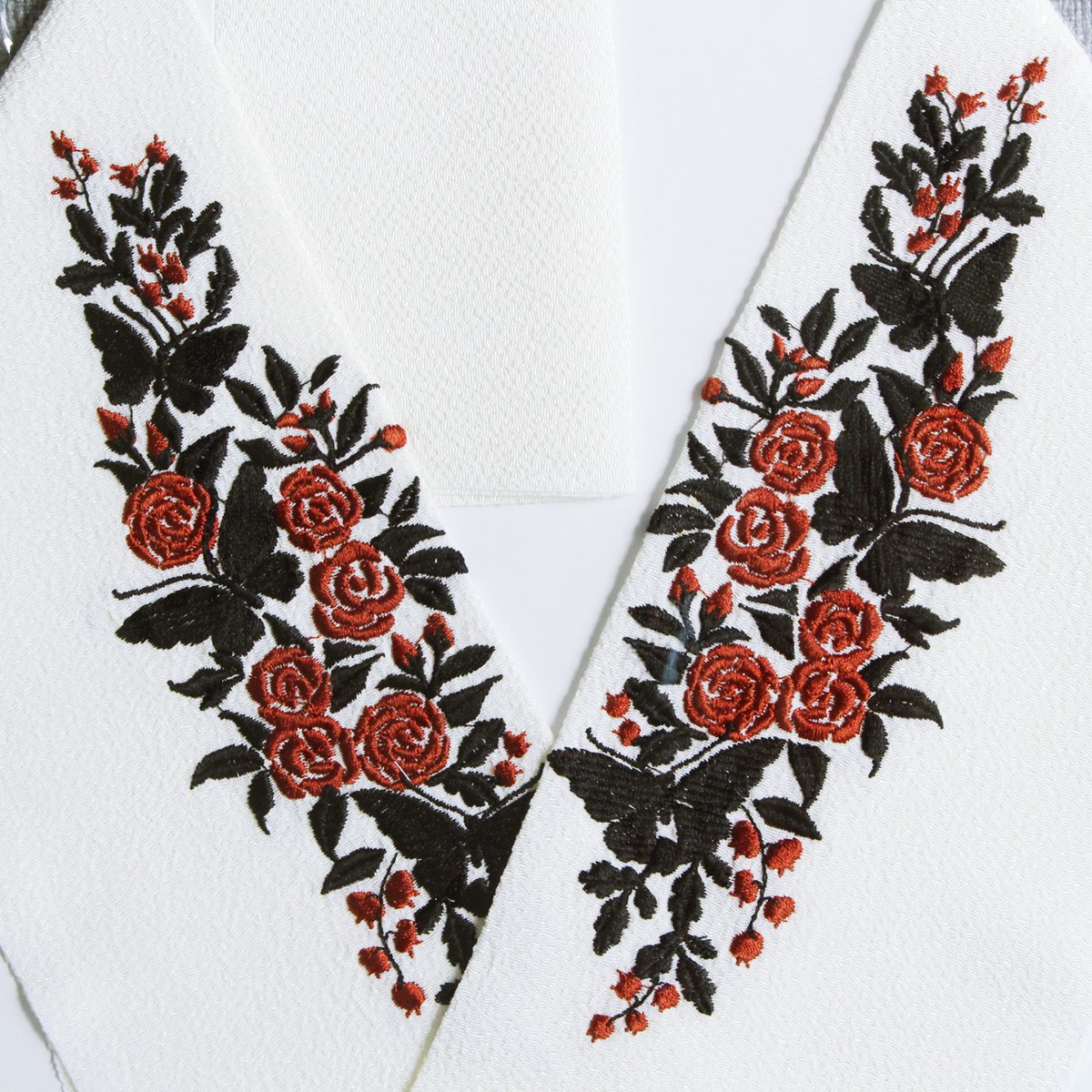 ＼🎉NEW🎉／紫のバラの刺繍半襟
berrykoubou.com/?pid=187792126

色違いで、赤と海老茶色も制作しました。
秋にこの半襟を付けて、バラ園に出かけたい・・・！