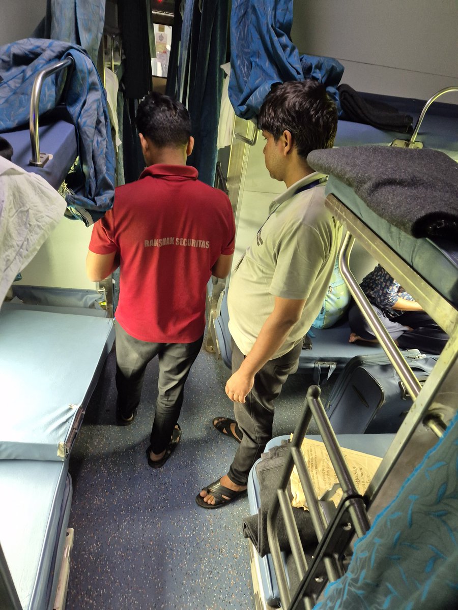 कुछ तो बदला है। जोधपुर-दादर एक्सप्रेस के कोच ए-वन में सहयात्री ने जर्नी शुरू करते ही पाया कि शायद एक हुक के टूट जाने से उनकी सीट कुछ टेढ़ी है। कोच में लगे स्टीकर पर शिकायत साझा करने वाले नंबर पर कॉल किया। सुखद ये, कि चलती ट्रेन में मैकेनिक आ चुके हैं। <a href="/RailMinIndia/">Ministry of Railways</a> <a href="/RailwaySeva/">RailwaySeva</a>