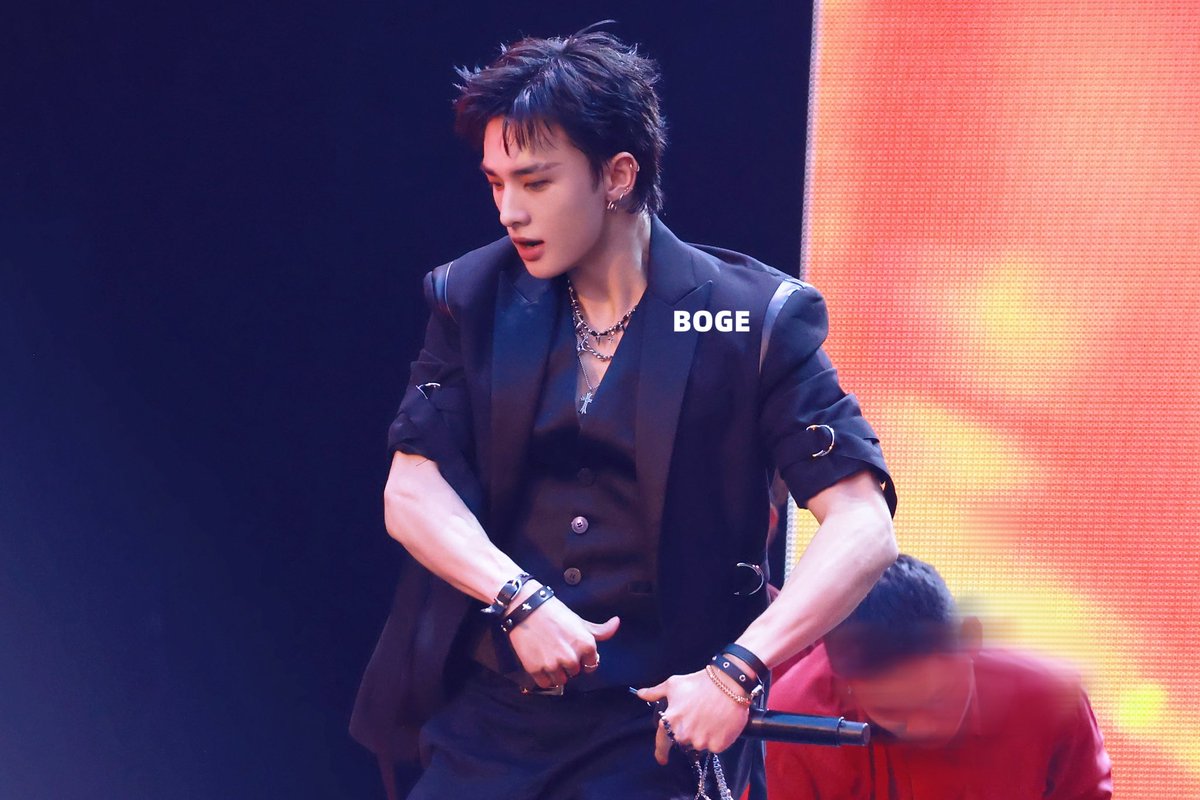 I'm starting to look forward to what Rome will wear……😗

#Hyunjin #현진  #黄铉辰 #ヒョンジン 
#StrayKids #dominATE