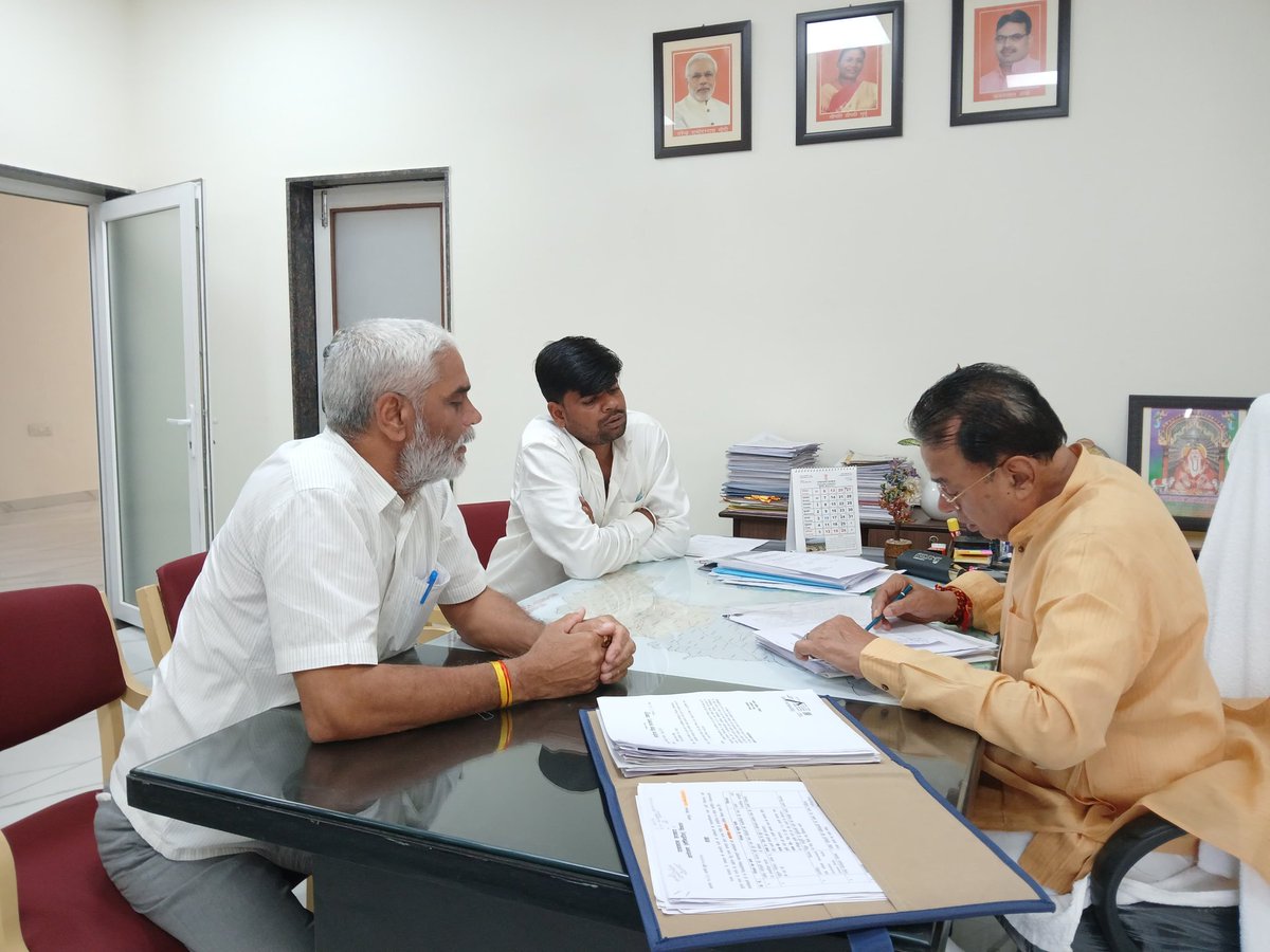 JogarampatelMLA's tweet image. आज जयपुर स्थित राजकीय आवास पर जनसुनवाई के दौरान आमजन की विभिन्न समस्याओं को गंभीरता से सुना और संबंधित अधिकारियों को शीघ्र समाधान के निर्देश दिए गए।
#MlaLuni #JogaramPatel #Luni
@BJP4Rajasthan @BJP4India @RajGovOfficial @RajCMO @BhajanlalBjp @madanrrathore @DrPremBairwa…
