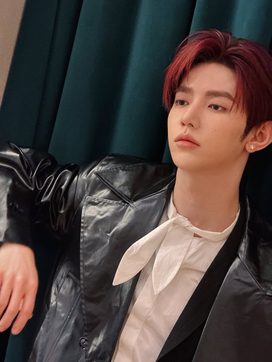 ジャンハオ着用　黒　長袖Tシャツ　ZEROBASEONE zhanghao 章昊 ジャンハオ着用 赤 長袖Tシャツ ZEROBASEONE zhanghao 章昊