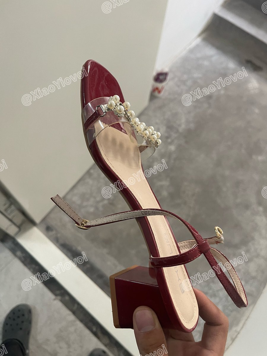 【小奕原创】少妇红色骚凉鞋，喜欢😍#扫楼打胶 #高跟鞋打胶 #打胶射鞋