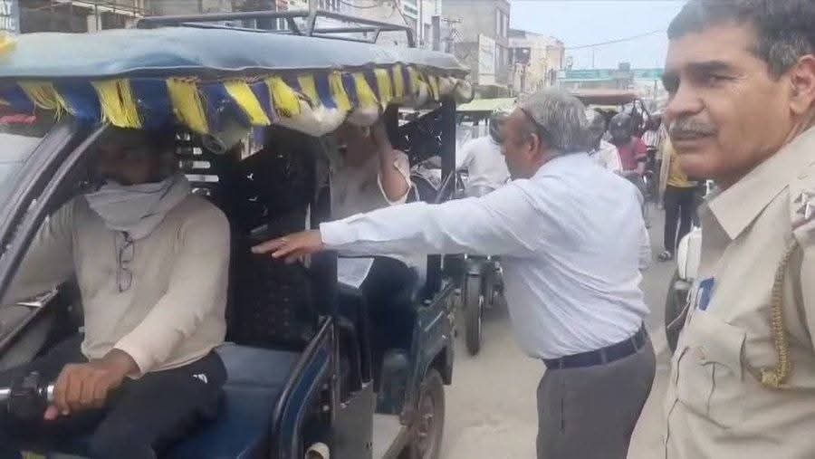 इस लड़की का सेंटर थोड़ा दूर था, CET का Exam देने पहुंची थी। एड्रेस पूछने पर दूरी का पता चला।

पेपर न छूट जाए इसलिये पास खड़े बुज़ुर्ग के पास आकर बोली अंकल सेंटर दूर है। तुरन्त अंकल रिक्शा बुलाते है।

लड़की कहती है मेरे पास पैसे नहीं हैं। पास खड़ा पुलिसकर्मी तुरन्त ही पैसे देने की