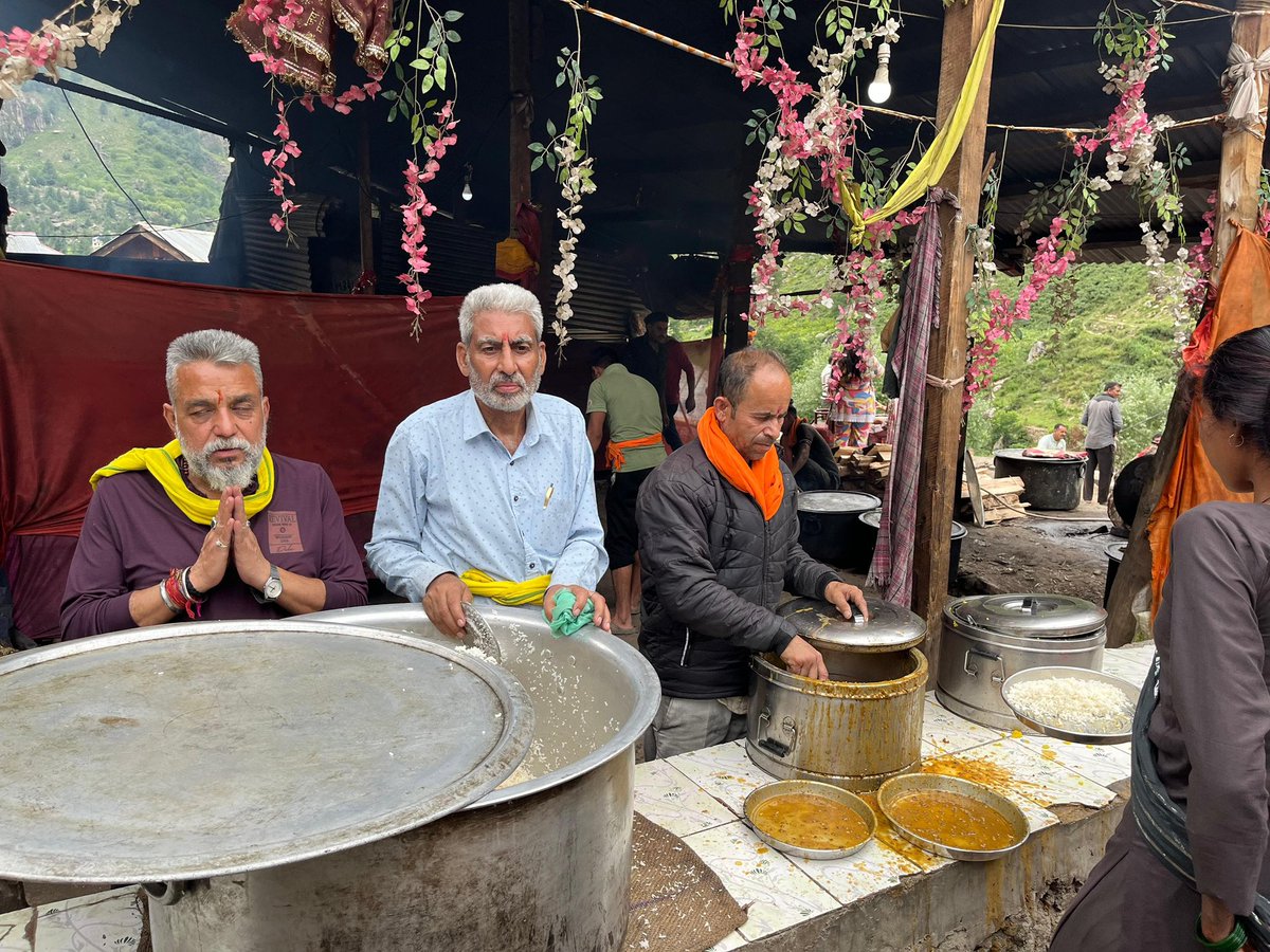 mykishtwar.com (@mykishtwar) on Twitter photo Langar Sewa at different places in #kishtwar for Machail Mata Yatries.
MLA Kishtwar <a href="/ShagunParihar_/">ShagunParihar</a> , MLA Paddar-Nagseni <a href="/Sunil_SharmaBJP/">Sunil Sharma</a> along with DC and SSP #kishtwar also joined them.
#machailmatayatra Langar Sewa at different places in #kishtwar for Machail Mata Yatries.
MLA Kishtwar <a href="/ShagunParihar_/">ShagunParihar</a> , MLA Paddar-Nagseni <a href="/Sunil_SharmaBJP/">Sunil Sharma</a> along with DC and SSP #kishtwar also joined them.
#machailmatayatra