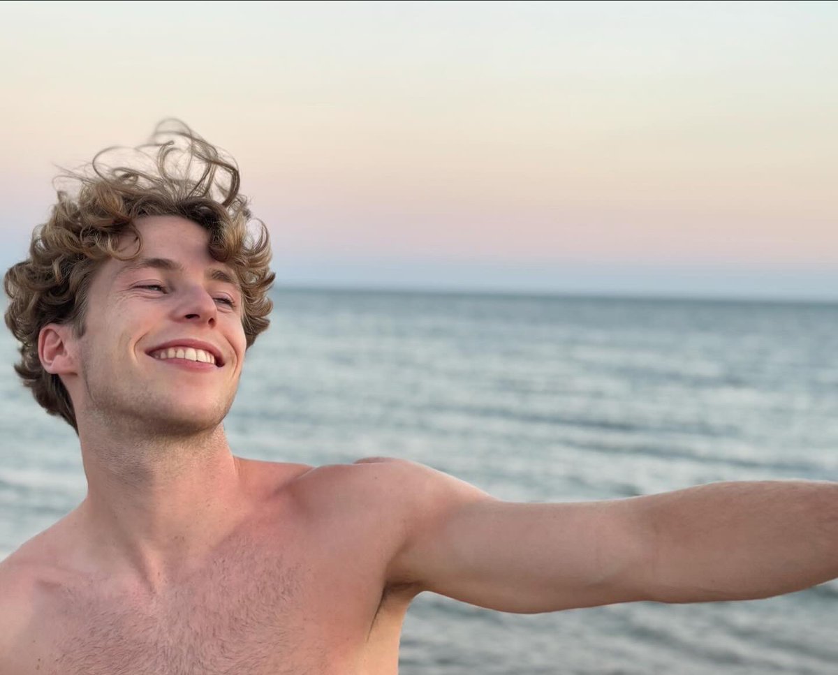 ChicheArnaud's tweet image. C’est les 20 ans de mon fils aujourd’hui mais j’ai trop peur de faire 10 millions de vues parce que ce réseau n’est pas prêt au bonheur et à la poésie !
Alors juste : Joyeux anniversaire mon fils 🔥⛱️🎉🙏🎂🍾