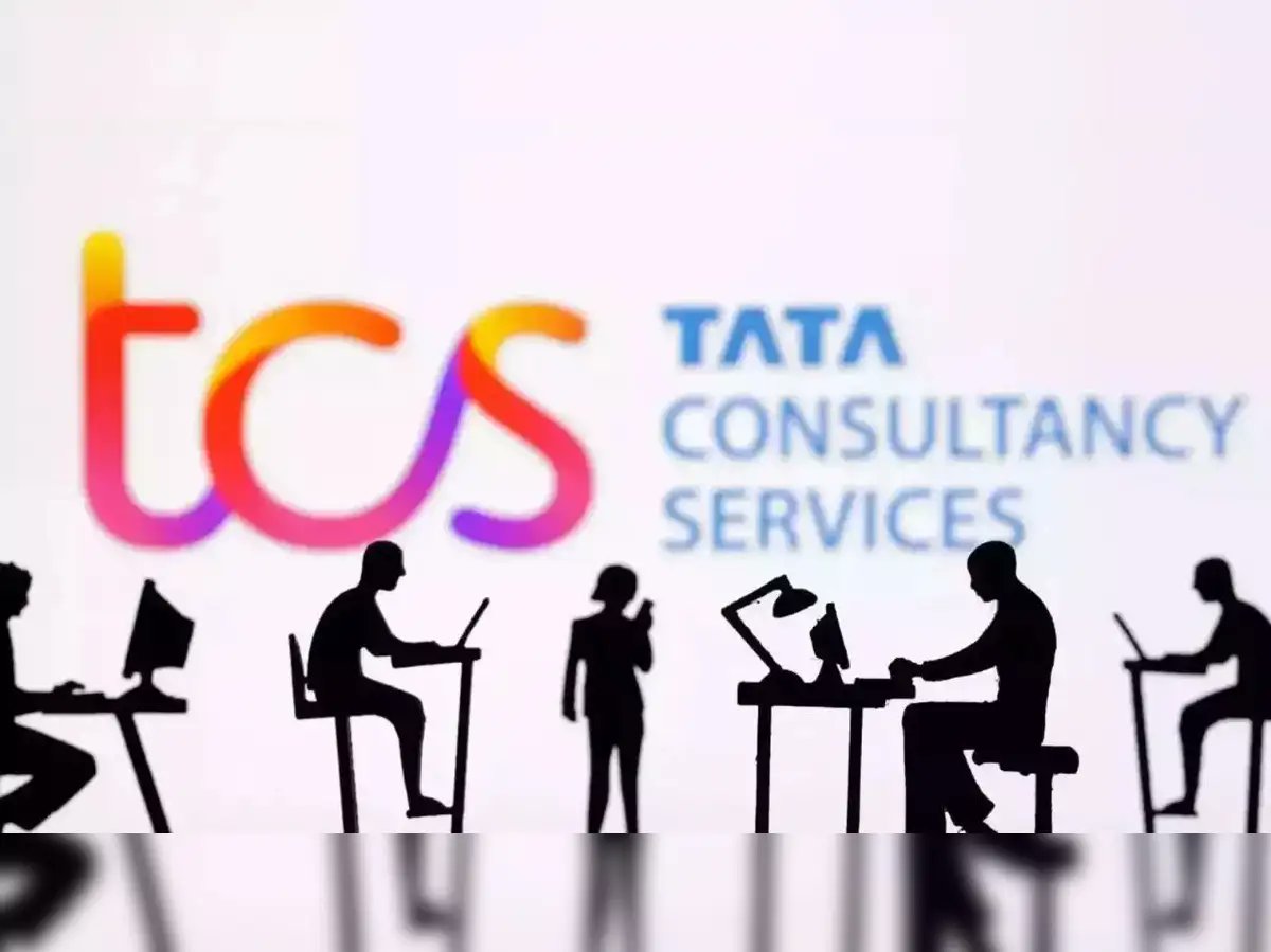 thematrixloop's tweet image. 🚨 TCS may halt senior hiring and freeze salary hikes amid plans to lay off 12,000 employees globally.