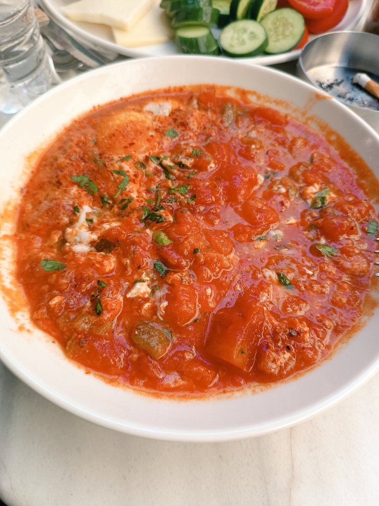 Yine menemen diye önüme domates çorbası getirdiler. Çıldıraciiiimmmm