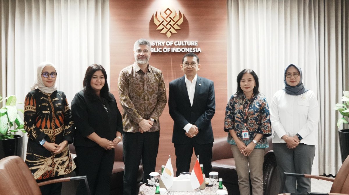 Grateful for having the chance to pay a visit to the Minister of Culture H.E. <a href="/fadlizon/">FADLI ZON</a>. Always a pleasure to talk about #culture, including of course cultural cooperation between #Cyprus and #indonesiajakarta

#siprus #cyprusinindonesia