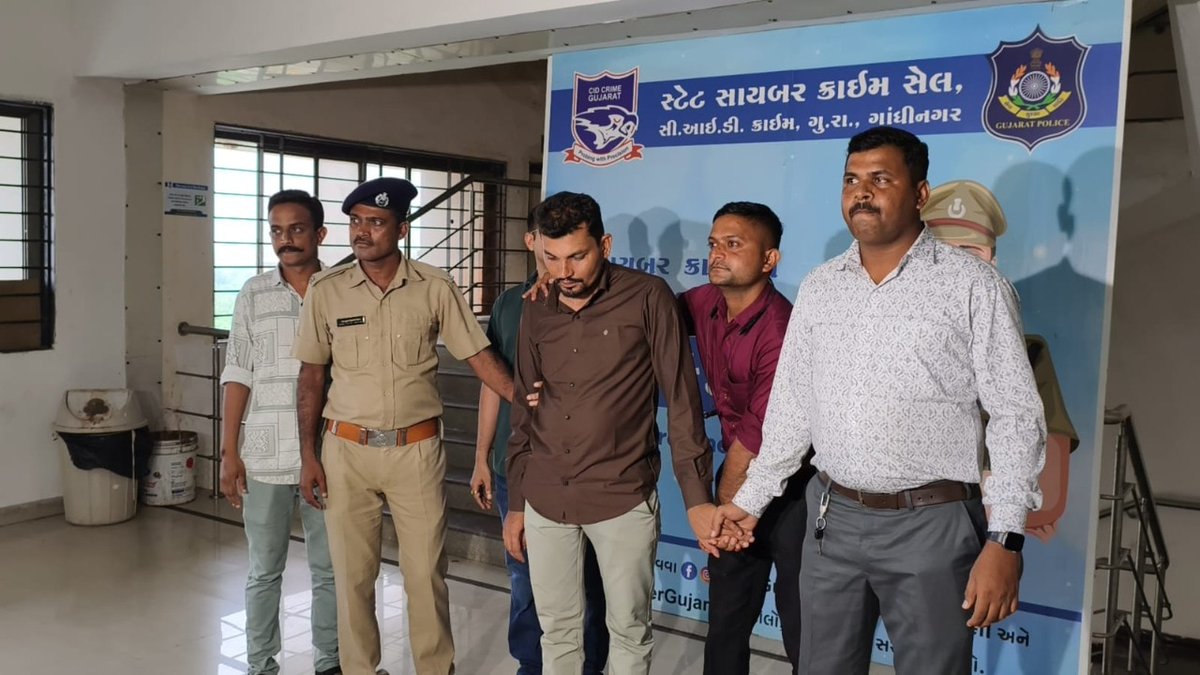 thematrixloop's tweet image. 🚨 Gujarat senior doctor defrauded of ₹19.24 crore in India’s largest-ever “digital arrest” scam