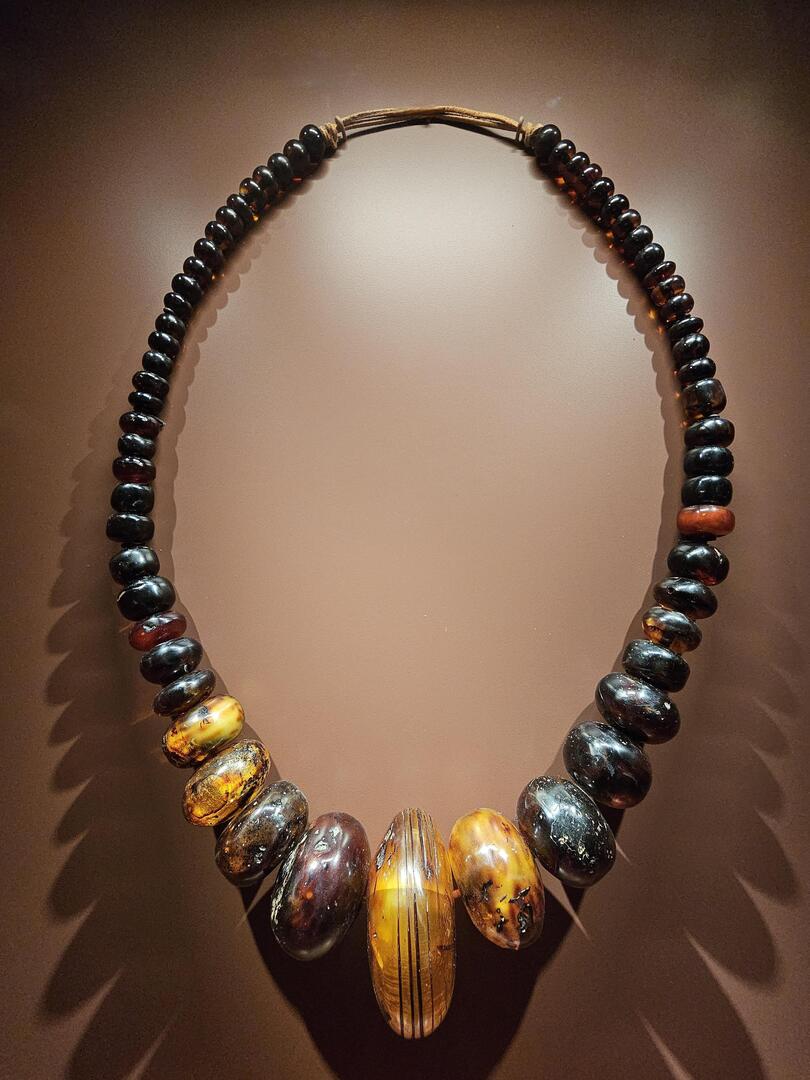 HistorylandHQ's tweet image. A 6th century BCE amber bead necklace from Saal an der Saale-Waltershausen in Germany. Now housed at Archäologische Staatssammlung München [2494x3325]
