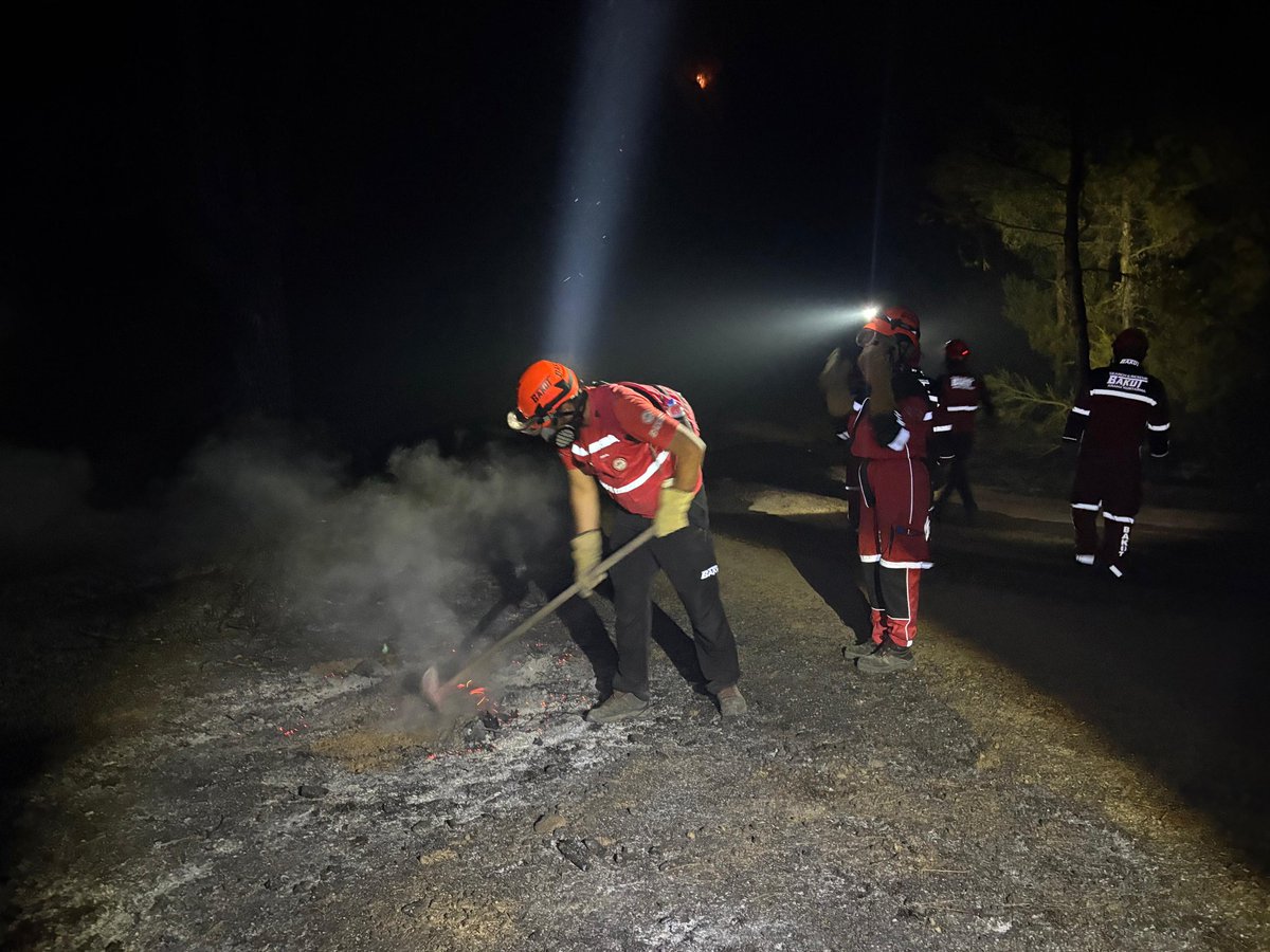 bakutdernegi's tweet photo. Ekiplerimiz, #Harmancık Dutluca’da gece boyunca yangınla mücadele etti. Yangının kontrol altına alınması için sahadaki çalışmalarımız aralıksız devam ediyor.
.
.
.
#BAKUT #harmancık #BURSAYANIYOR
#ormanyangını #operasyon
#OrmanKahramanları
#OrmanVatandır https://t.co/lg8Ils1cyr