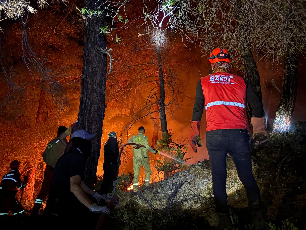 bakutdernegi's tweet photo. Ekiplerimiz, #Harmancık Dutluca’da gece boyunca yangınla mücadele etti. Yangının kontrol altına alınması için sahadaki çalışmalarımız aralıksız devam ediyor.
.
.
.
#BAKUT #harmancık #BURSAYANIYOR
#ormanyangını #operasyon
#OrmanKahramanları
#OrmanVatandır https://t.co/lg8Ils1cyr