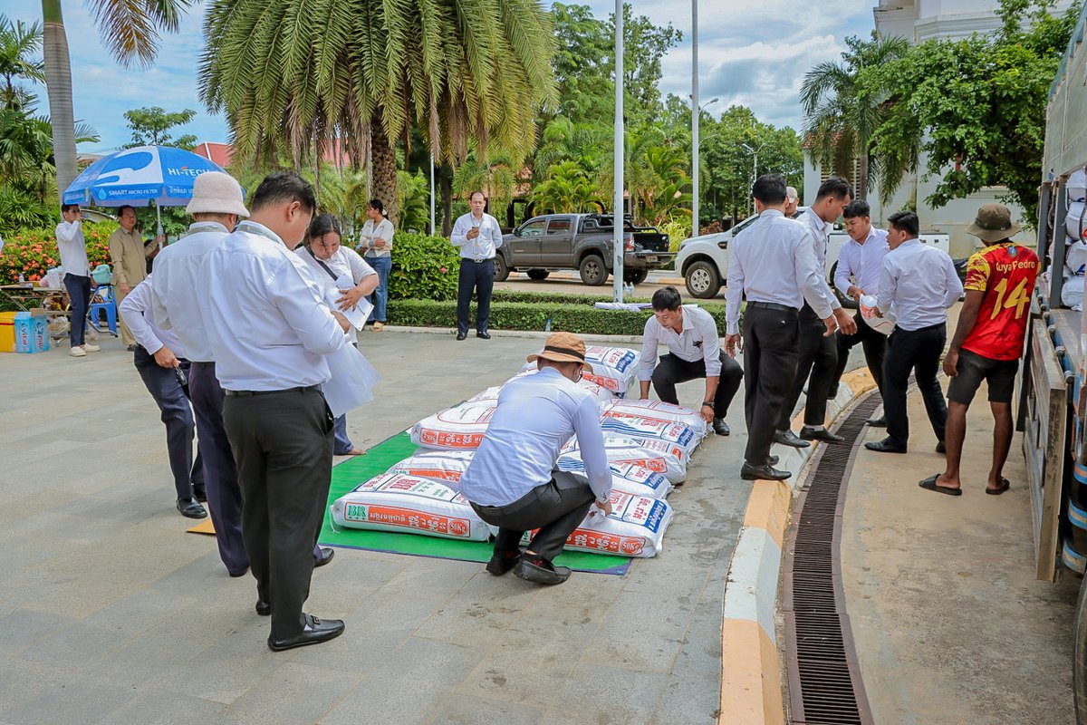 kbprasac_bank's tweet image. In the morning of 29 July 2025, Mr. Soan Seth, Regional Manager, the Representative of KB PRASAC Bank&apos;s management and employees delivered rice to Pursat Provincial Administration for refugee relief.

#KBPRASACBank