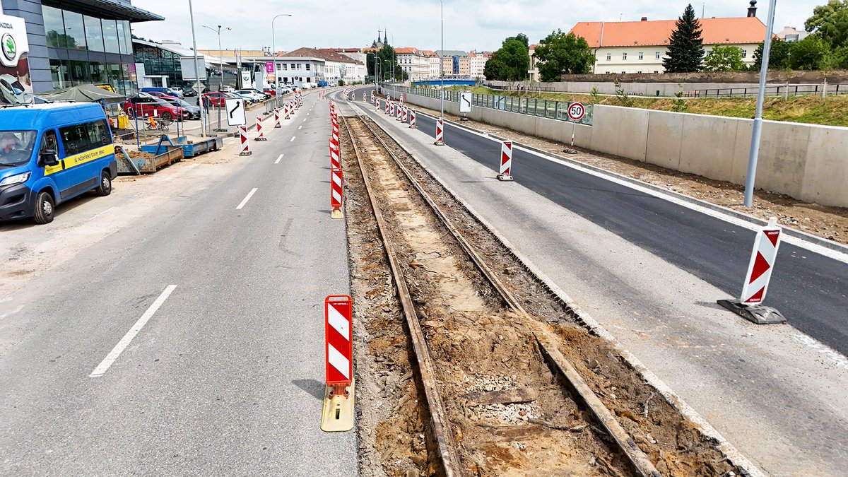 Návrat Žabovřeského špuntu ❗️  Hned 2 omezení blokují dopravu v jihozápadní části VMO
<a href="/brnomycity/">Brno</a>
Rekonstrukce vodovodu v Bauerově a odstraňování vlečky na Poříčí dnes řidiče zdržela na okruhu i hodinu. Vše do jednoho pruhu, objížďky plné. Až do 25. 9. 📷<a href="/RSD_JHMoravsky/">ŘSD Jihomoravský kraj</a>