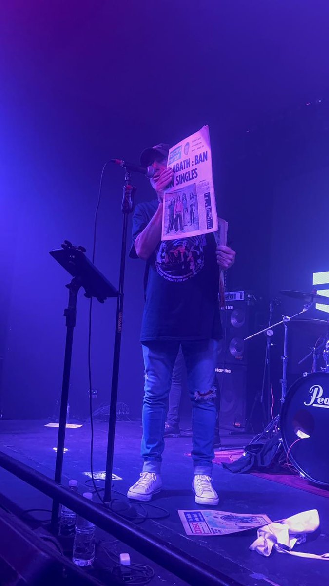 walcirchalas's tweet photo. As 4 revistas/jornais mais raras do Black Sabbath e Ozzy Osbourne que mostrei no palco do Madame no tributo da banda Hot Rocks ficarão expostas na Woodstock junto com a camiseta oficial/original do Back To The Beginning concert de 05Julho2025 no Villa Park Birmingham UK! https://t.co/zCC1acBxSY