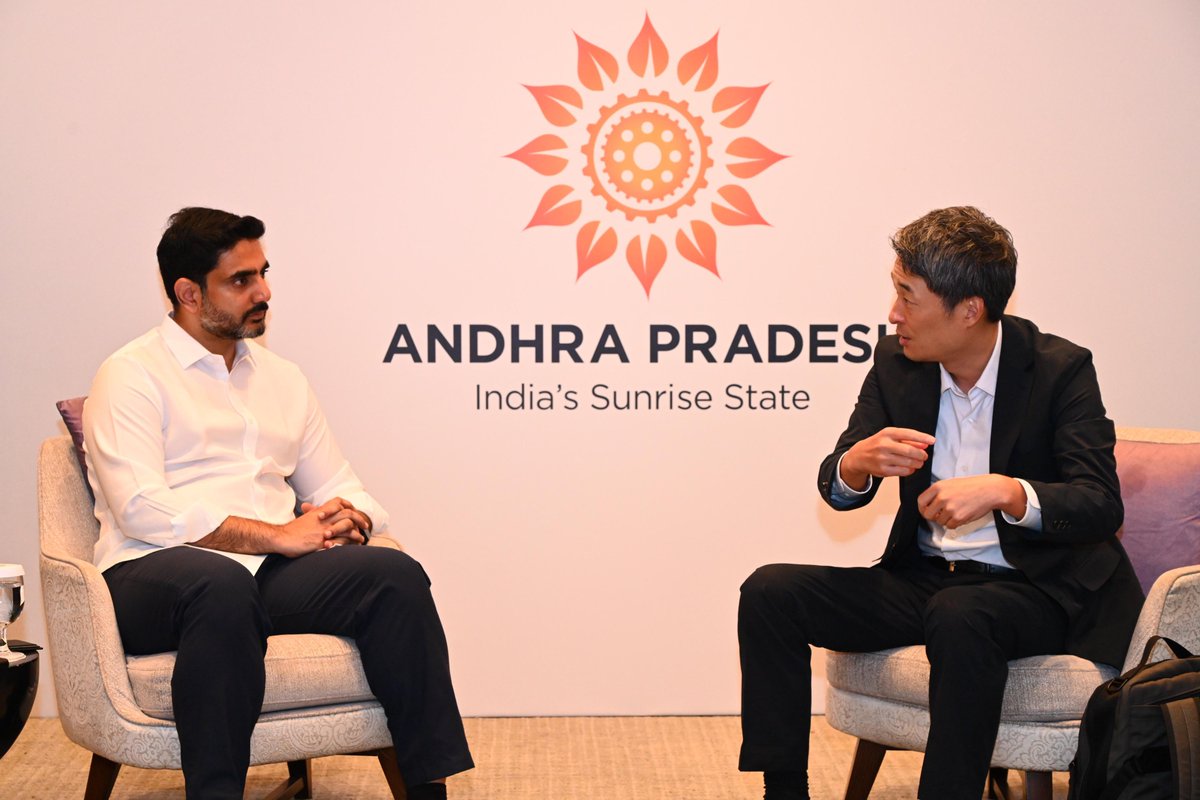 Knowledgeofap's tweet image. Minister @naralokesh met Murata Electronics Pvt Ltd MD @hiroyukiniwa1in Singapore, requested to establish a new manufacturing unit in the state, offered full government support under AP’s investor‑friendly electronics policy. #InvestInAP #AndhraPradesh