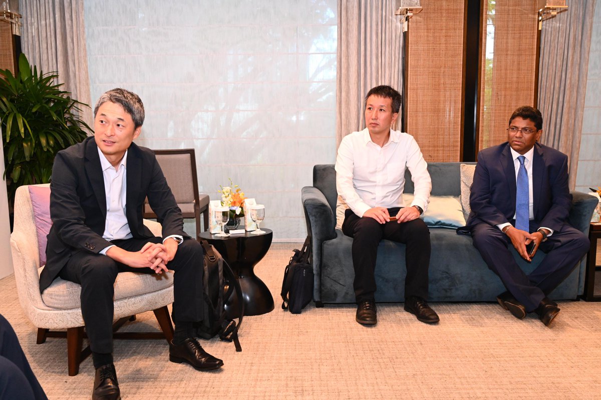 Knowledgeofap's tweet image. Minister @naralokesh met Murata Electronics Pvt Ltd MD @hiroyukiniwa1in Singapore, requested to establish a new manufacturing unit in the state, offered full government support under AP’s investor‑friendly electronics policy. #InvestInAP #AndhraPradesh
