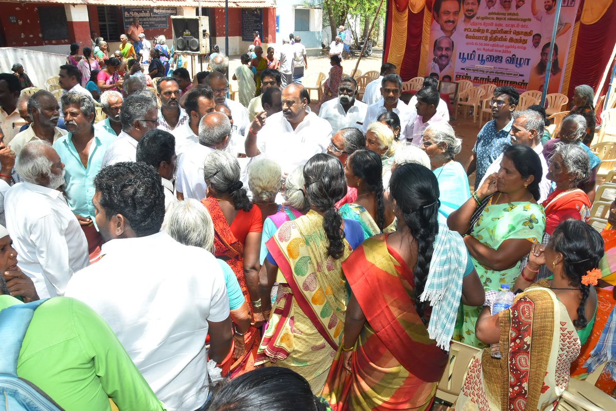 இன்று திண்டுக்கல் மாவட்டம் வேடசந்தூர் சட்டமன்ற தொகுதிக்கு உட்பட்ட, குஜிலியம்பாறை ஒன்றியம், ஆர்.புதுக்கோட்டை ஊராட்சி, எல்லைப்பட்டிபுதூரில் 

சட்டமன்ற உறுப்பினர் தொகுதி மேம்பாட்டு நிதியிலிருந்து (ரூ. 13.50/- லட்சம்) மதிப்பீட்டில், புதிதாக ரேஷன் கடை கட்டிடம் கட்டுமான பணிகளுக்கான