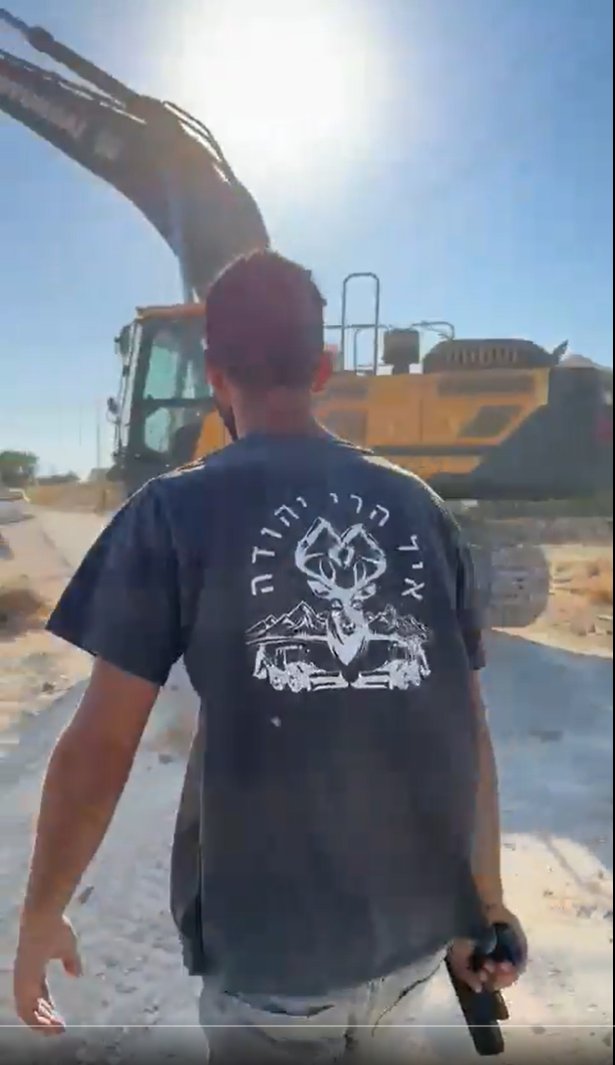 1. צריך לדבר על הקשר שבין טרור מתנחלים ובין חברות בנייה ועבודות עפר. שימו לב לחולצה שלוי לובש. כתוב עליה "איל הרי יהודה". איל זה ראשי תיבות של "איתמר ינון לוי". איתמר זה אחיו של ינון לוי. שניהם שותפים בחברה שמחזיקה כמה בולודוזרים וכו'. הם מתפרנסים מעבודות תשתית.