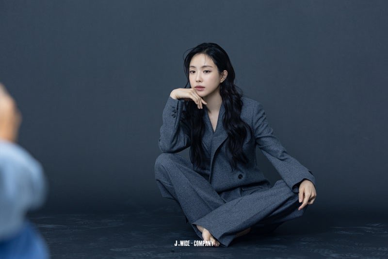 수트에 맨발인거..🙃🔫