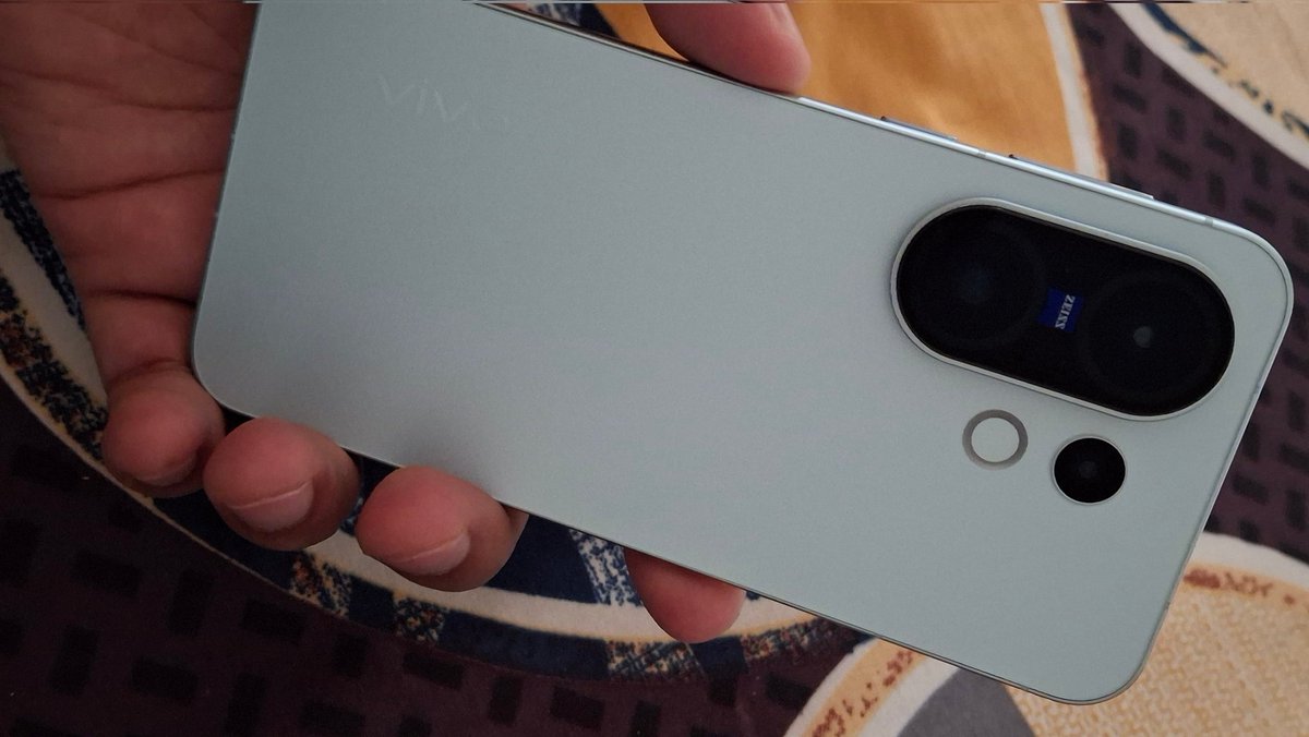 meswatidadhich's tweet image. Just bought the Vivo X200FE worst phone ever. They claim 6500mAh battery but it barely lasts 6-7 hrs on normal use. Total waste of money. Bought from Croma, and within 1 hr they refused to help or replace. Never trusting Vivo or Croma again. #Scam #vivoX200FE
@Vivo_India
