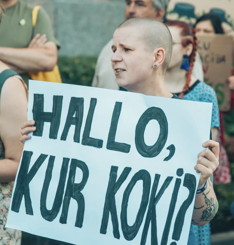 Vai šis ir protests pret koku ciršanu Imantā? Vai arī Imantā nav tā nepareizā 'ciršana'' un tie nemaz nav “īstie” koki? Viss “Progresīvo” zieds- visā tās divkosības krāšņumā! Kā “Pro” elektorāts attaisno savu ievēlēto un populāro pārstāvju tik klajos melus un zemisko liekulību?