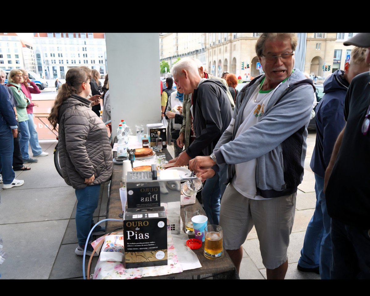 EvilDead_13's tweet photo. Gestatten Sie mir eine Frage.
Gestern Abend fand in Dresden eine Demo statt, wo u.a. viel getrunken und gegessen wurde. Alles zur Feier  eines 80sten Geburtstags mit einigen Beamten zur Absicherung. 
Ist die @PolizeiSachsen auch dafür zu buchen?  (Größere Messer waren mit dabei) https://t.co/XW5cixhFvr