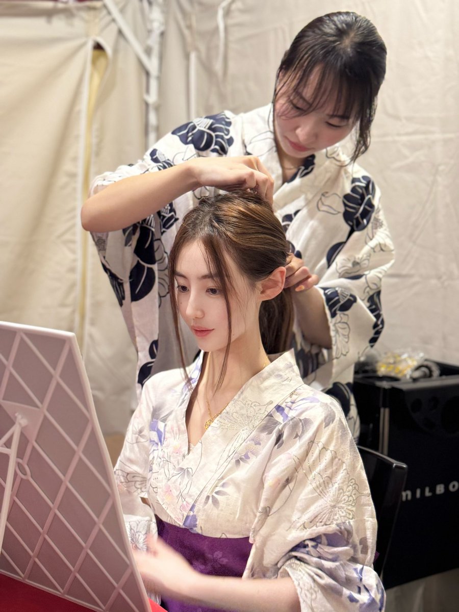 GM
🫣
行情跌了就出来走走，穿个浴衣逛夜市
🥹
樱花姐姐帮忙做发型
🌸