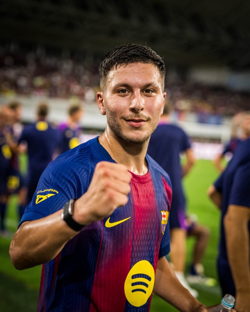 carpetasFCB's tweet image. 📂 @scapde_45 vía @sport
👏 La adaptación de Bardghji está siendo inmejorable, llegó a Barcelona con unas condiciones físicas sorprendentes y está siendo una esponja.
👉 No ha hecho vacaciones. Al perderse la temporada 24-25, aprovechó junio y julio para hacer una pretemporada…