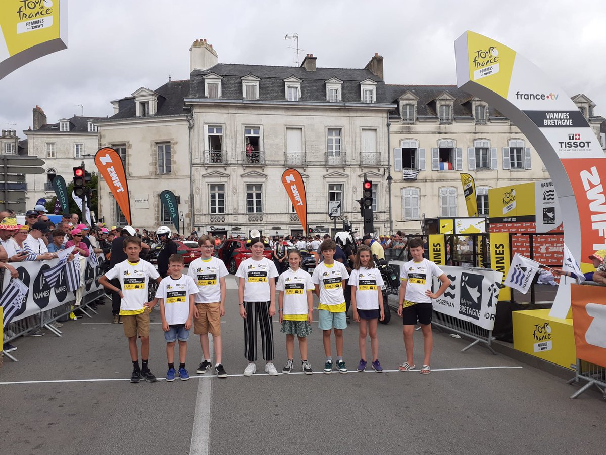Sur <a href="/LeTourFemmes/">Le Tour de France Femmes avec Zwift</a>, à chaque départ des enfants portent les couleurs de <a href="/RoutePlusSure/">Sécurité routière</a> La Route Se Partage. Un moment important pour ces jeunes qui peuvent s'installer sur la ligne où les championnes lancent leur journée
