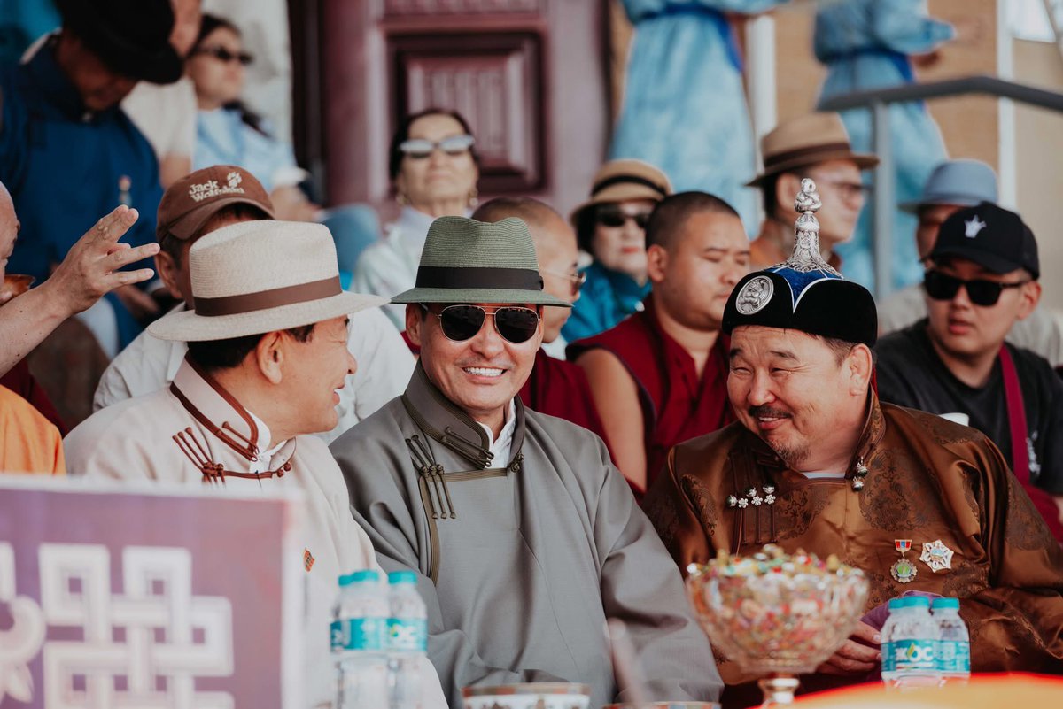 Дээгий Сайд наадмын хойморт заларч зээлтэй хэдэн жолооч амьдралаа залгуулчих санаатай Уурхайн ам сахин зогсоо гэх. 

Нэг очноо…

Ингэж сайд хийхгүй ээ Б.Дэлгэрсайхаан!