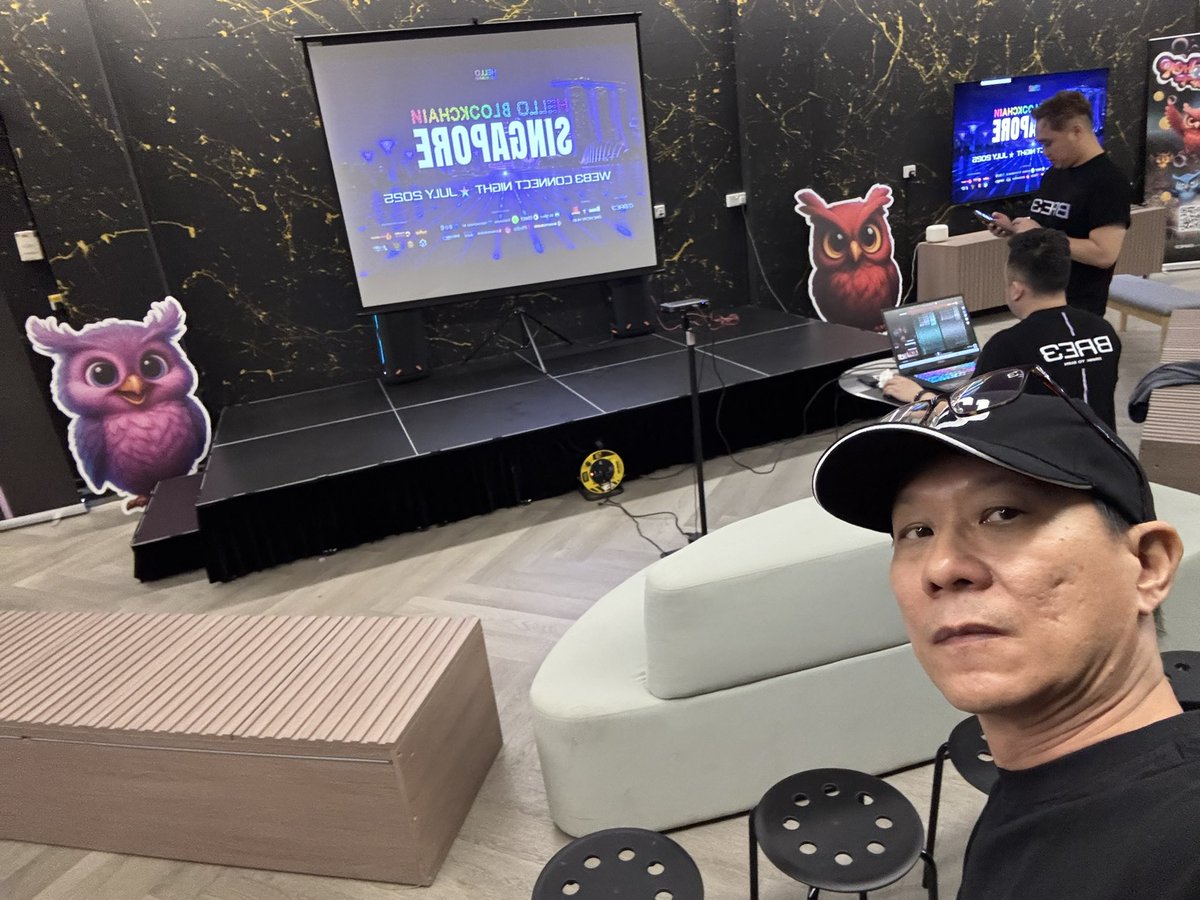 eight188's tweet photo. Right here waiting for the event of the year to start! #helloblockchain #bre3official https://t.co/az92TYy4bv