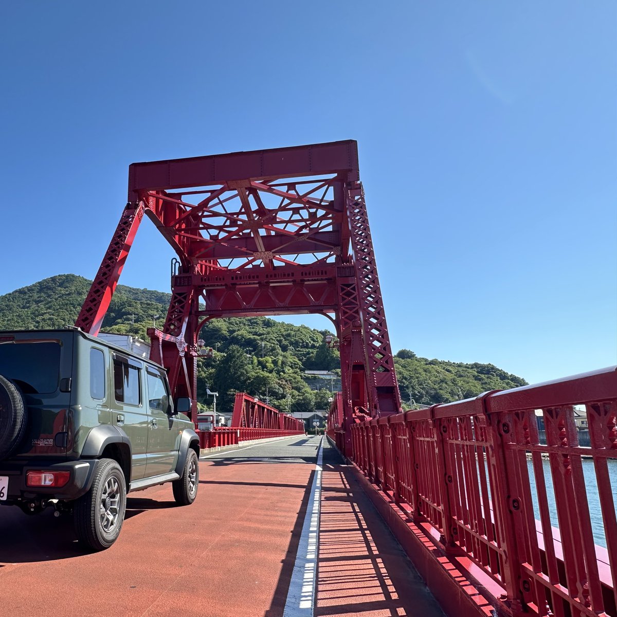Iristquarter's tweet image. ツイッター聖地の話はさておき、すぐそこに90年前架橋された日本最古の可動橋長浜大橋がある
塗装直しの直後で外観は鮮やかだが、戦中にF6Fの機銃掃射を受けた跡が数ヶ所みられる
メンテと集客のために日曜だけ動かすそうで、軸受から垂れる真新しいグリスが今もなお可動橋として現役である事を物語る