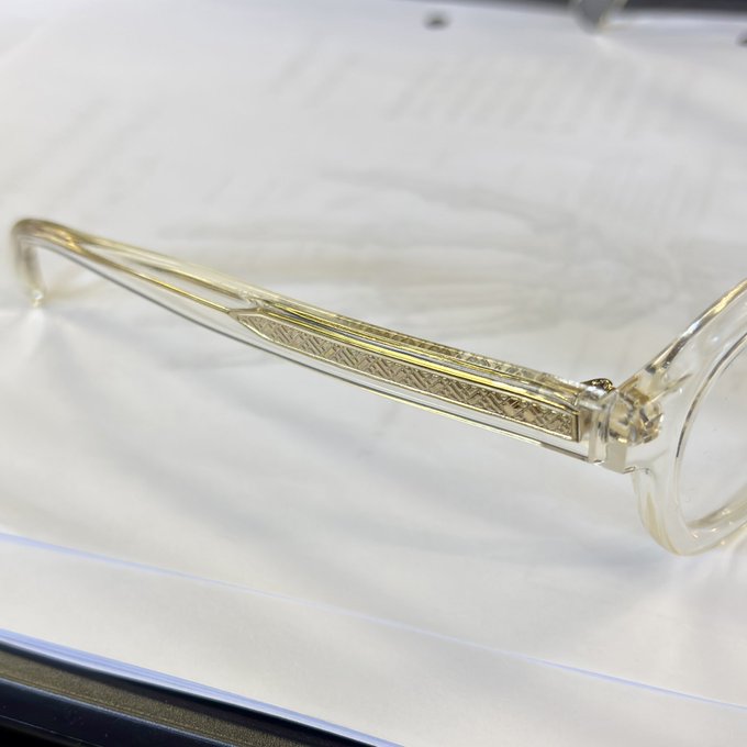 新しく眼鏡を購入して、クリアーカラーにゴールドフレームなんて斬新で素敵…❤️とうむとりしてたんですが、この色合わせよく考えたらクリボーと同じでした。さぁてそろそろティッシュのおかわりだ!💔 