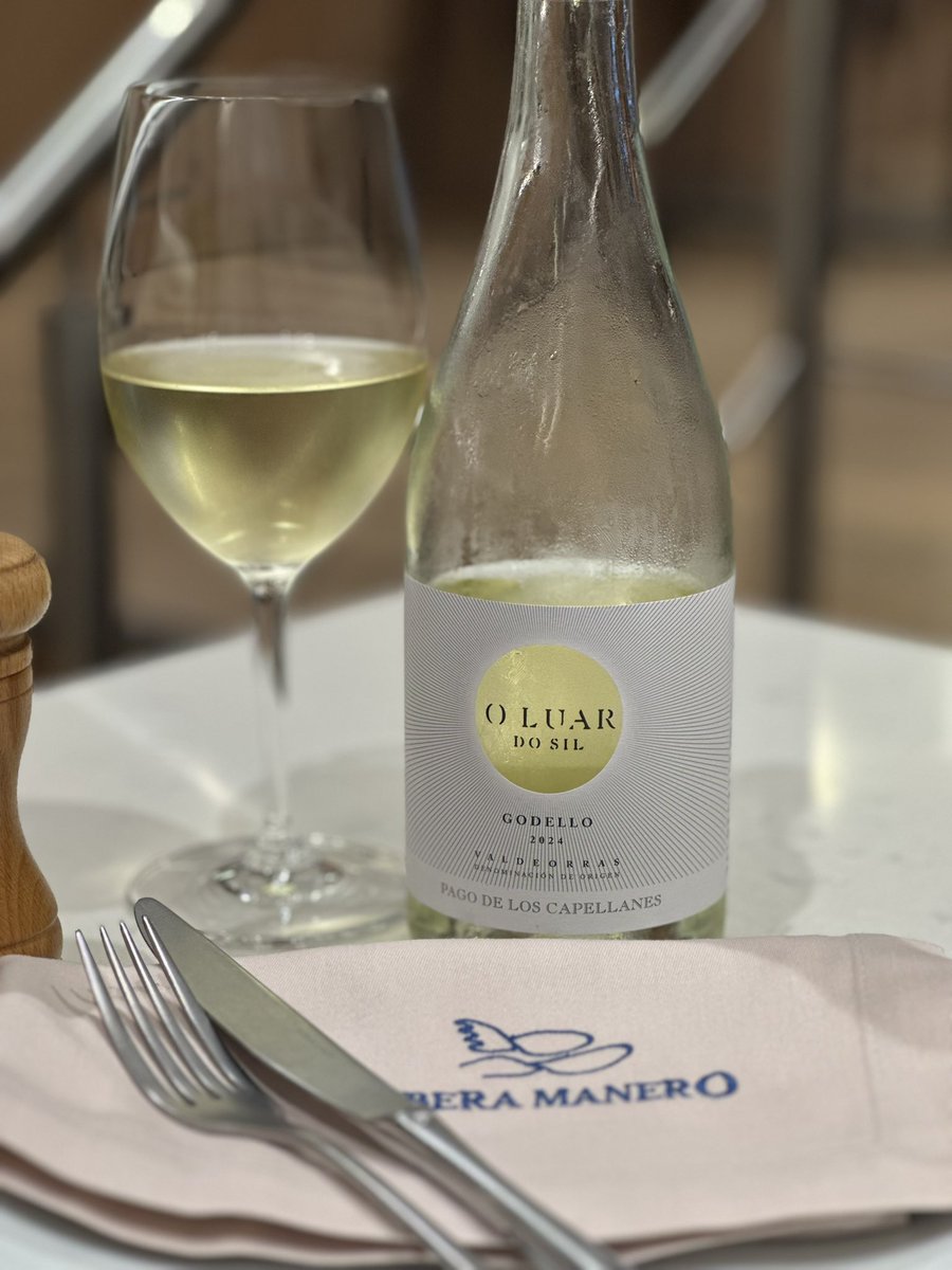 🏰 Pago de los Capellanes
🍷 O’luar 2024
🗺 #dovaldeorras 
🍇 #godello

🎯 En las colinas de granito, pequeñas viñas de godello, la reina del valle. Su intensidad mineral, su pureza.