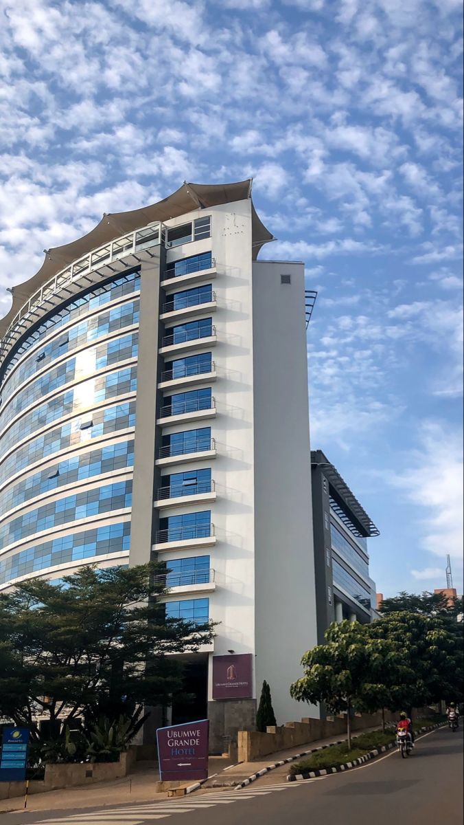 Niba uba Kigali ukaba utazi izina ryiyinzu  ntamunyamujyi ukurimo
Niba uri umusirimu vuga izina ryayo