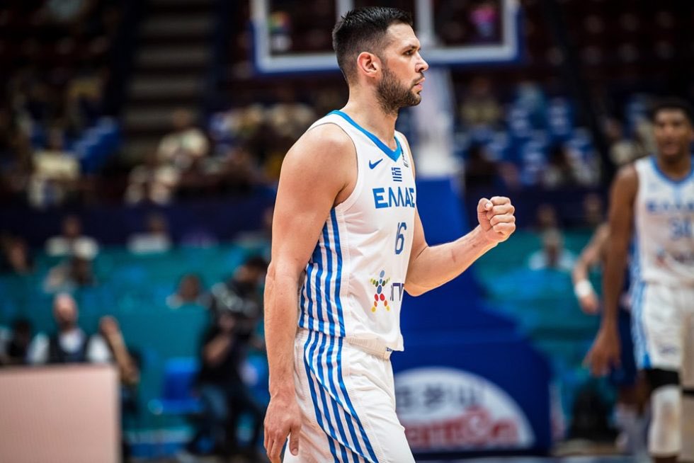 να του στρώσουμε και χαλί μήπως που αποφάσισε να εμφανιστεί φέτος;