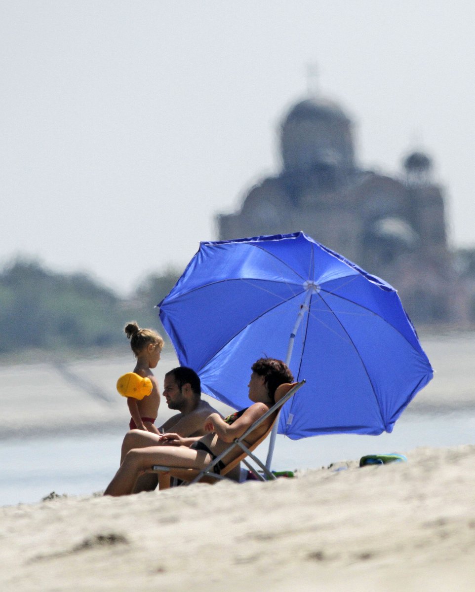 Em ga imamo, em ga mrzimo, em ne možemo bez njega. Dunav kod Apatina i sunčanje ispod minimalnog vodostaja u koritu velike reke.

Tribute to Jaroslav Pap, koji mi je jednom rekao: Evo ti gomila mojih loših fotografija, trebaće.