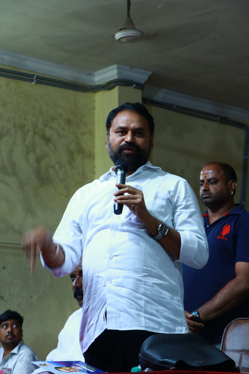 ADayakarINC's tweet photo. నిరుద్యోగుల వద్దకే ప్రభుత్వం..

చిక్కడపల్లి హైదరాబాద్ సిటీ సెంట్రల్ లైబ్రరీలో విద్యార్థీ నిరుద్యోగులను కలిసి వారి సమస్యలు అడిగి తెలుసుకున్నాను

ఉద్యోగ నోటిఫికేషన్,నియామకాల పట్ల ప్రభుత్వం చిత్తశుద్ధి తో ఉంది

@INCIndia @RahulGandhi @priyankagandhi @revanth_anumula @INCTelangana https://t.co/ZvbxtzFkWt