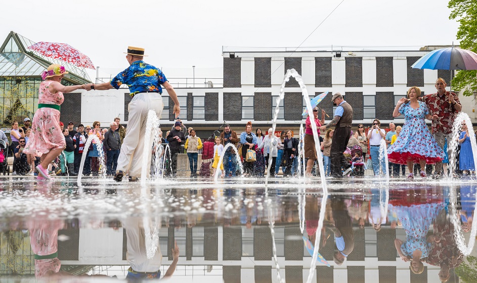 Roll up your trousers and pop a hanky on your head, Gloucester Goes Retro is back on Saturday 23 August, and this year we’re heading to the seaside! Expect giant seagulls, sand sculpting and striped deckchairs at the UK’s premier vintage festival 🍦 orlo.uk/OKQPw