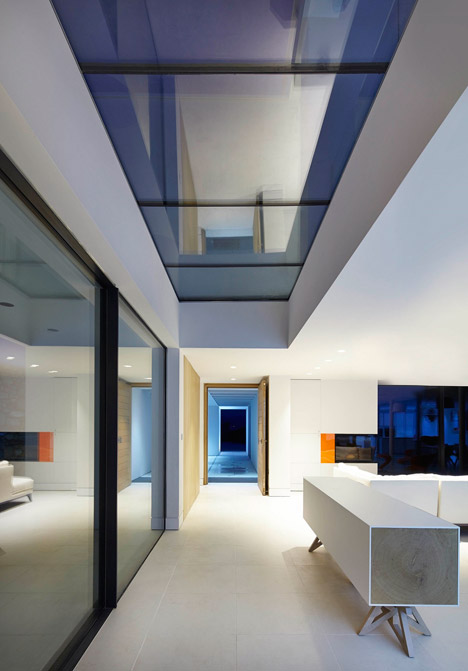 2NMPConcept's tweet image. Cefn Castell is three-bedroom property #designed Manchester-based architecture Stephenson Studio on the west coast of Wales #overlooking Cardigan Bay an inlet from the Irish Sea #architecture
#architecturaldesign #house #minimalist 
dezeen.com/2015/05/21/ste…