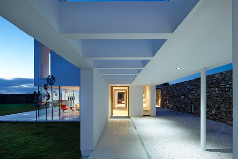 2NMPConcept's tweet image. Cefn Castell is three-bedroom property #designed Manchester-based architecture Stephenson Studio on the west coast of Wales #overlooking Cardigan Bay an inlet from the Irish Sea #architecture
#architecturaldesign #house #minimalist 
dezeen.com/2015/05/21/ste…