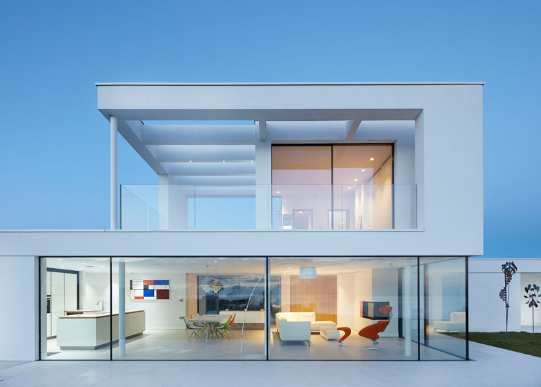 2NMPConcept's tweet image. Cefn Castell is three-bedroom property #designed Manchester-based architecture Stephenson Studio on the west coast of Wales #overlooking Cardigan Bay an inlet from the Irish Sea #architecture
#architecturaldesign #house #minimalist 
dezeen.com/2015/05/21/ste…