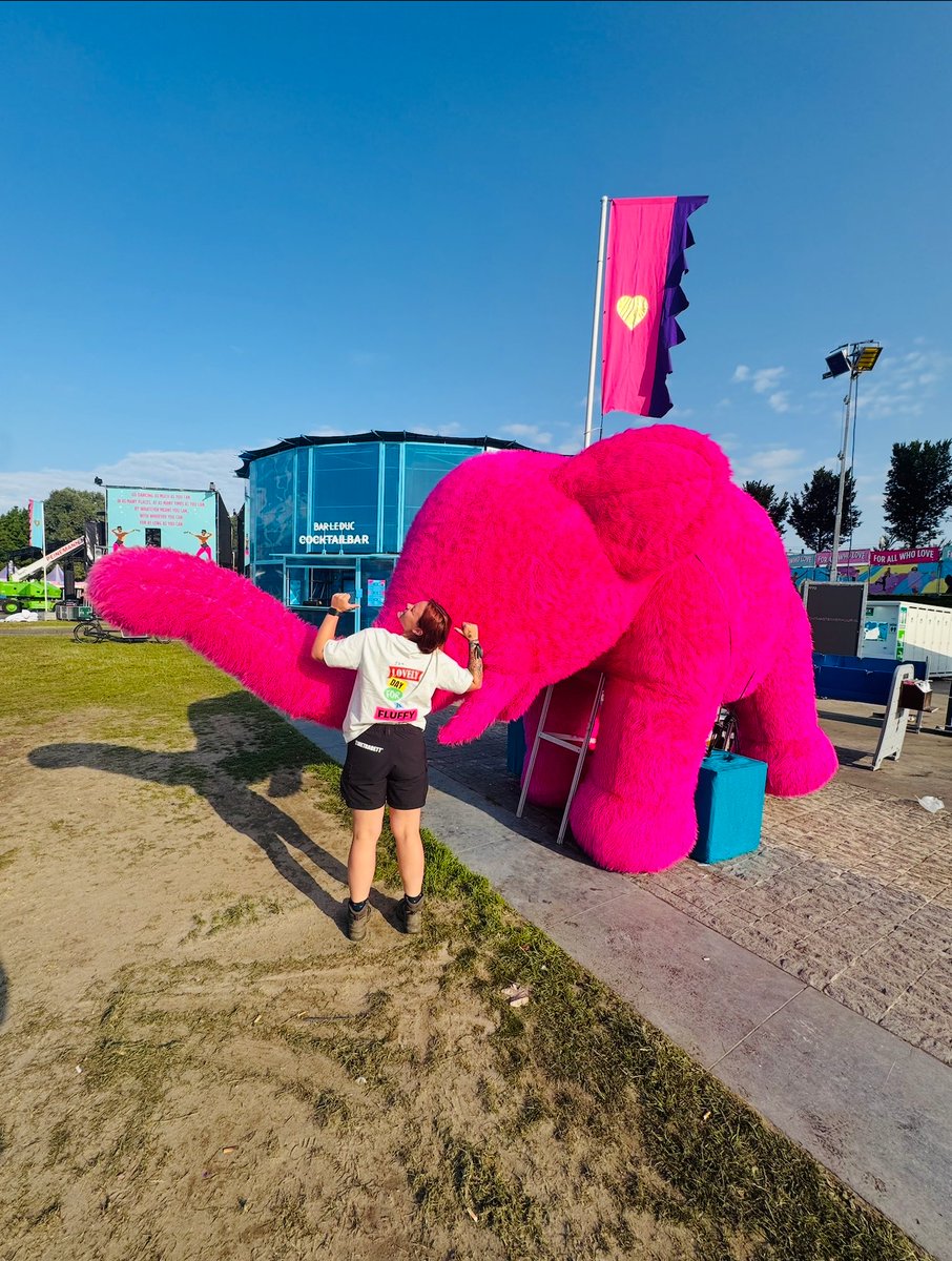 MetBabett's tweet photo. 💗Roze olifant op Milkshake Festival Amsterdam? JA HOOR, dat waren wij !
Afgelopen weekend stond onze fluffy roze olifant van 4,5 meter hoog midden op het terrein van Milkshake Festival Amsterdam. Zacht van buiten, maar echt een keiharde blikvanger. https://t.co/CAVzneTAvL