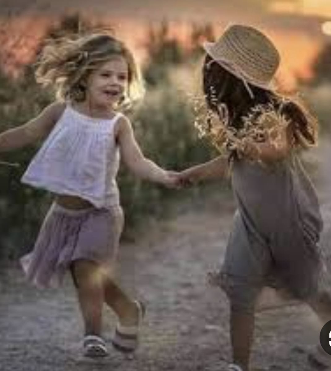 أناقة الكلام أهم من أناقة الشكل .😊
قد تسرق الأنظار بمظهرک الجميل ..🌼
أما القلوب❤️ فلا يسرقها سوى طيب الكلام.🌿
صباح الخير 💜🌷