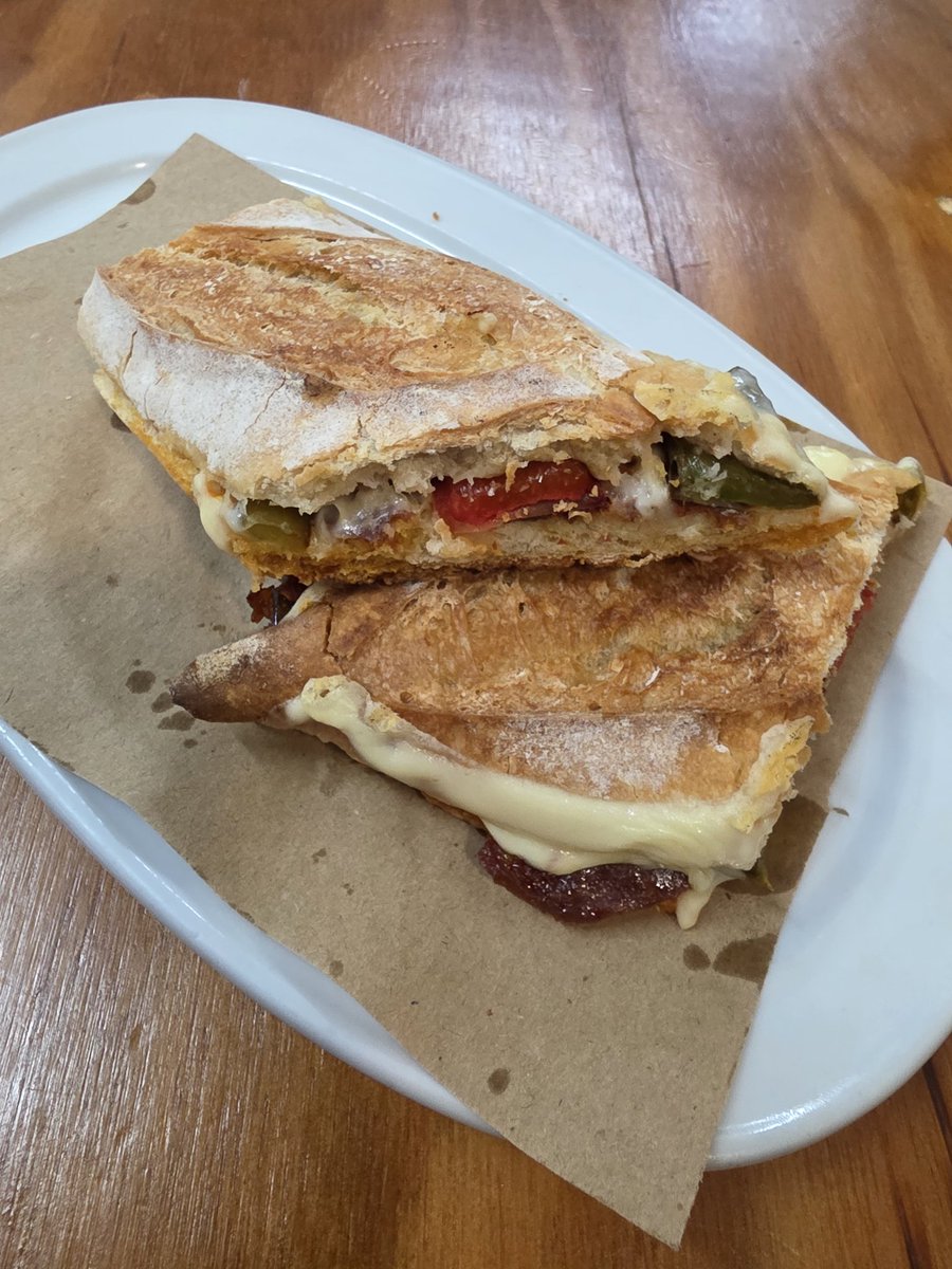 Bon dia per avui entrepà de xoriço ibèric amb formatge i pebrot fregit.  Salut <a href="/DO_sants/">D.O. Sants</a> #entrepadeldia