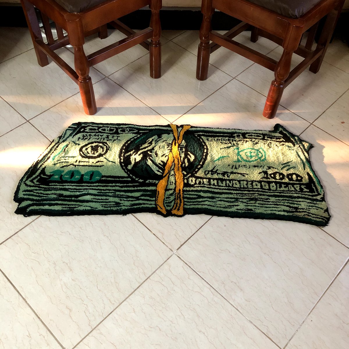 eltonalinduhh's tweet image. Laaa laa la la

Custom $100 rug
Available on pre order 
Ugx 285,000 | $85

DM an image/design to get a rug 
@Lunaville_